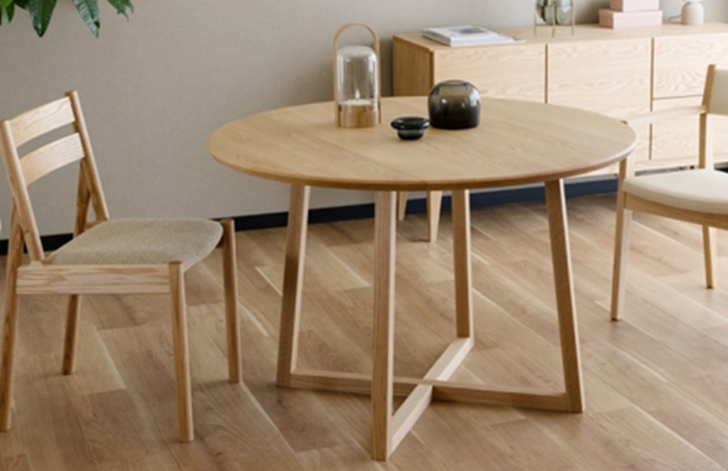 丸いダイニングテーブルのベストサイズは？選び方を解説