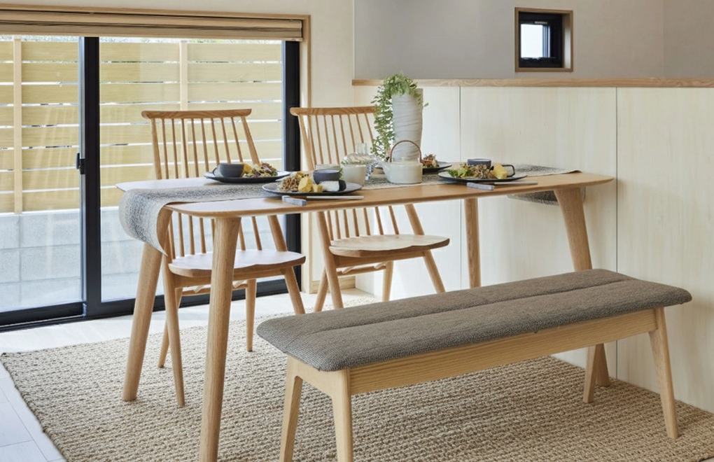 ラグをダイニングテーブルの下に敷くメリット